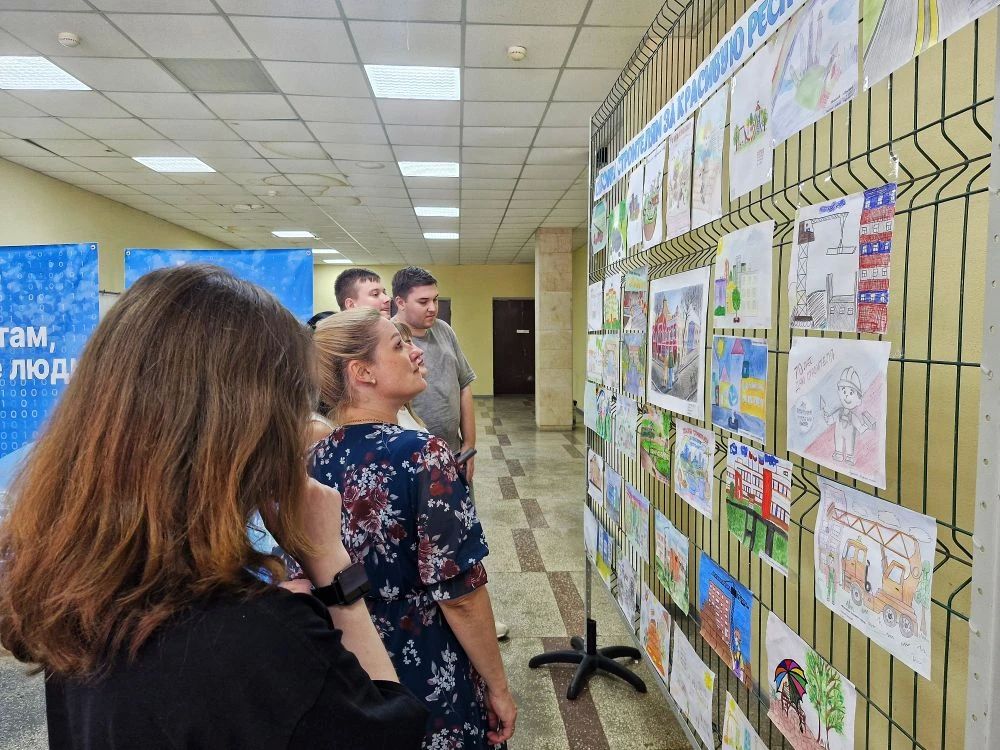 Ко Дню строителя: выставка детских рисунков в Росреестре ЛНР