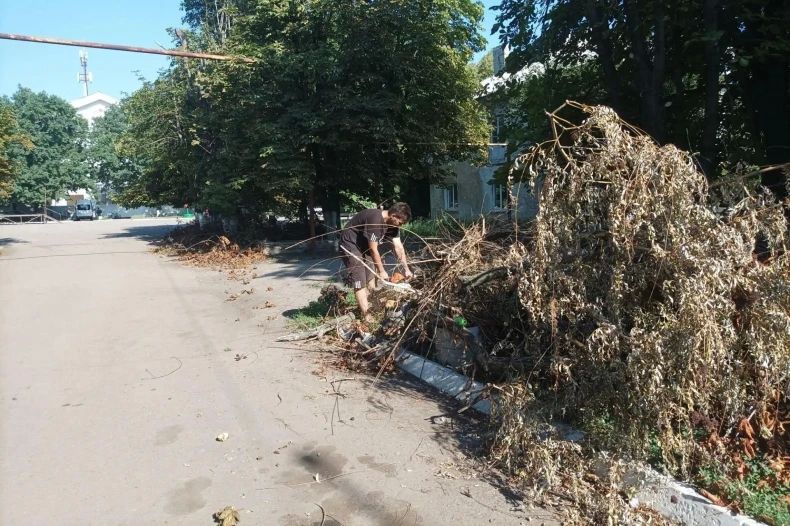 Чистота и безопасность: в пгт Комсомольский продолжаются работы по благоустройству Чистота и безопасность: в пгт Комсомольский продолжаются работы по благоустройству
