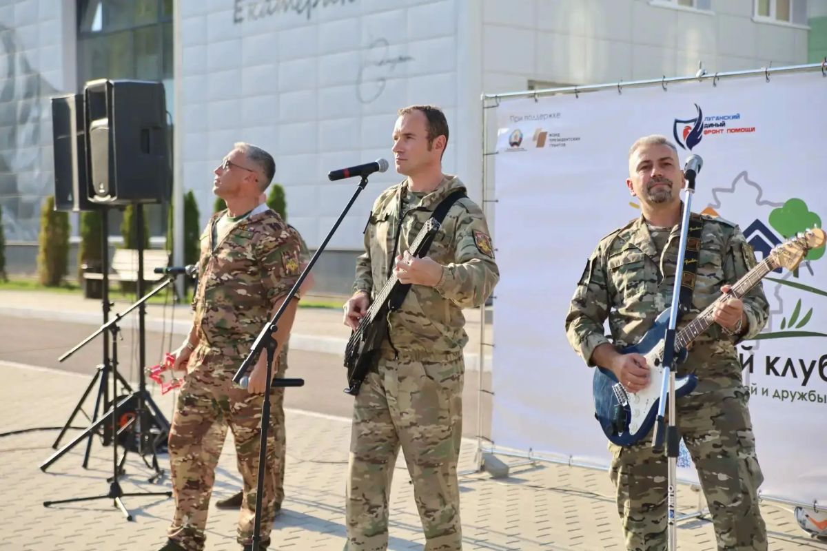 Виктор Водолацкий: Принял участие в празднике двора, который прошел на квартале Степном города Луганска, возле гимназии № 60 Виктор Водолацкий: Принял участие в празднике двора, который прошел на квартале Степном города Луганска, возле гимназии № 60
