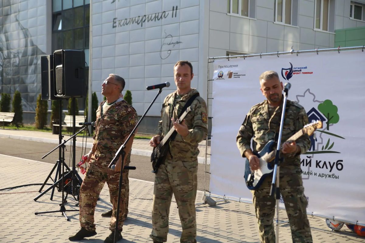 Для жителей квартала Степной в Луганске прошёл праздник двора