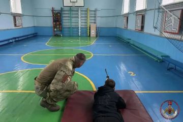 Росгвардейцы провели занятие по стрелковой подготовке для воспитанников Центра туризма и краеведения ЛНР