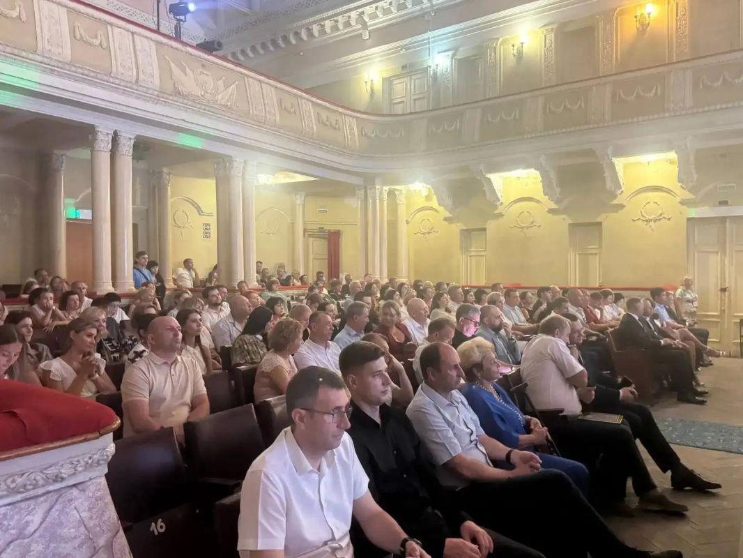 Константин Бутримов: Те, кто возводит будущее: в ЛНР чествовали героев строительной отрасли Константин Бутримов: Те, кто возводит будущее: в ЛНР чествовали героев строительной отрасли