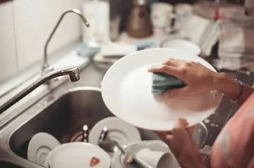 Совместное мытьё посуды улучшает отношения, заявляют психологи