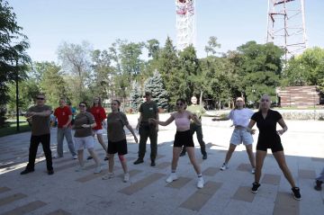 Молодёжь Луганска вышла на зарядку в сквер "Молодой Гвардии"