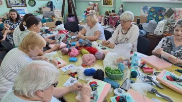 В Кировском клубе «Кудесники» состоялся мастер-класс по шерстяной живописи «Сорока-модница»