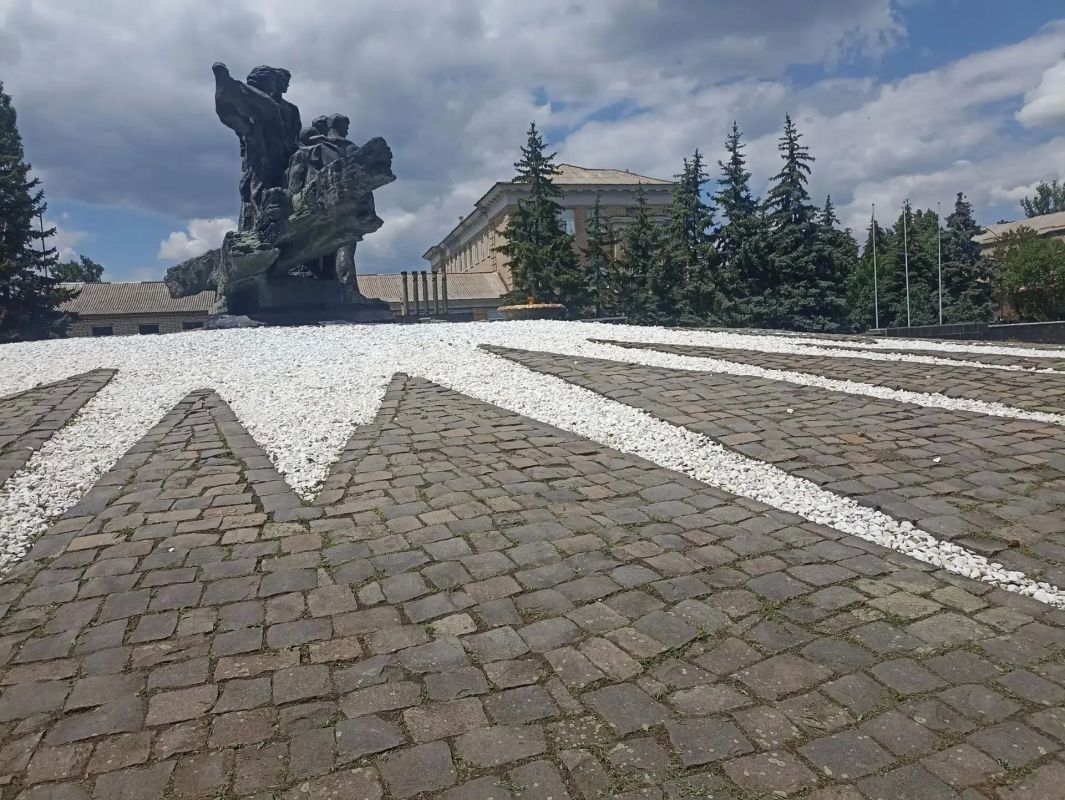 Сохраняя память: сотрудники библиотеки им. Г. Сковороды привели в порядок мемориал «Молодая гвардия» Сохраняя память: сотрудники библиотеки им. Г. Сковороды привели в порядок мемориал «Молодая гвардия»