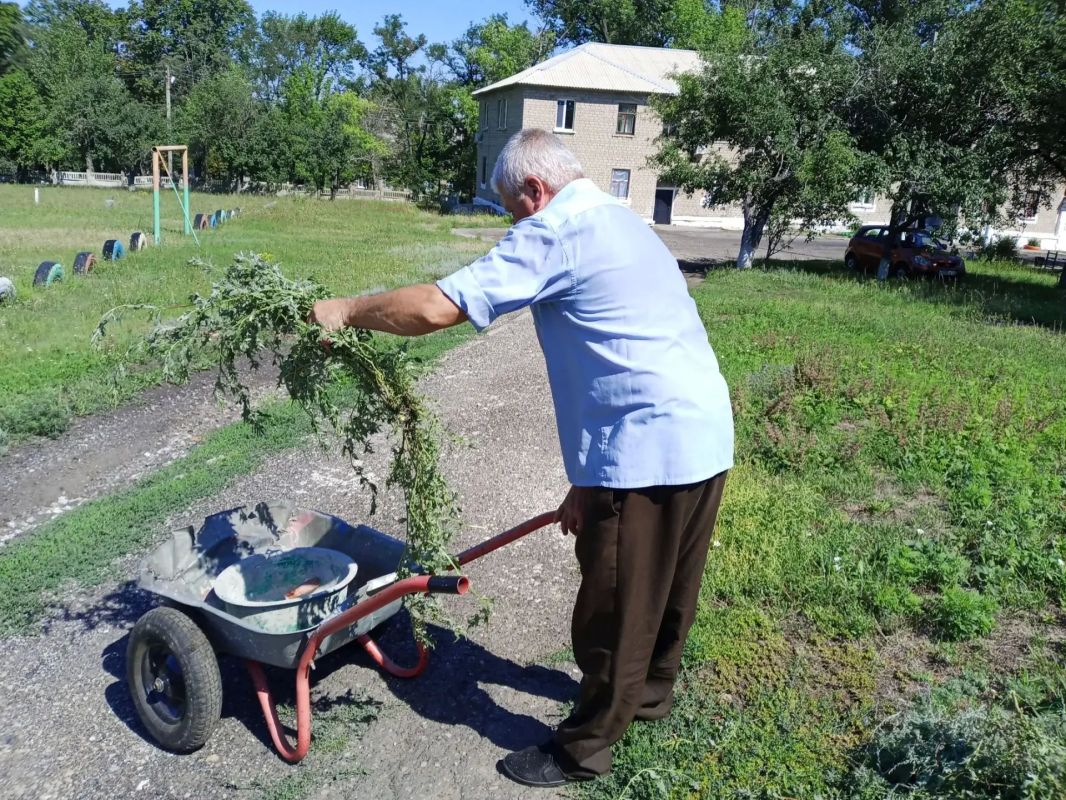 В Комиссаровке прошел очередной субботник В Комиссаровке прошел очередной субботник