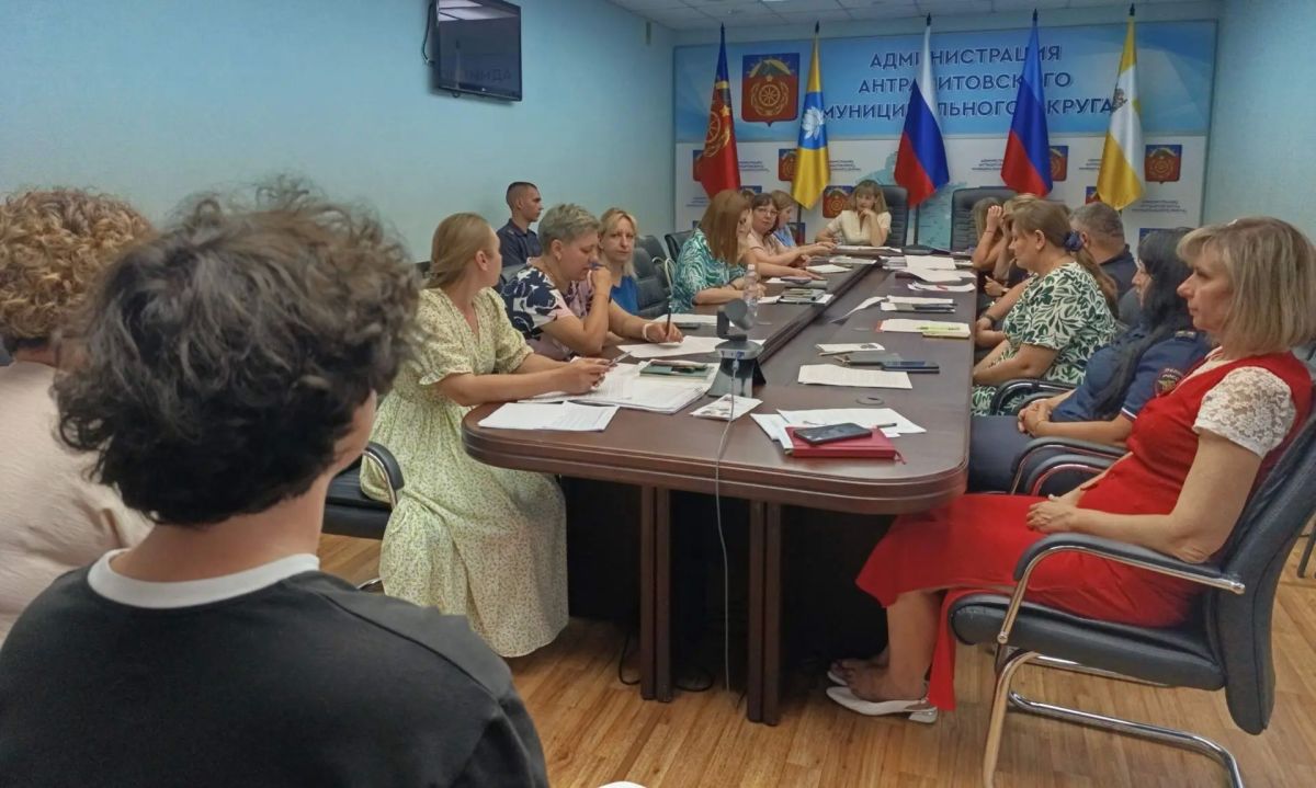В Администрации Антрацитовского муниципального округа состоялось очередное заседание комиссии по делам несовершеннолетних и защите их прав, на котором рассмотрено 12 административных дел, из них: