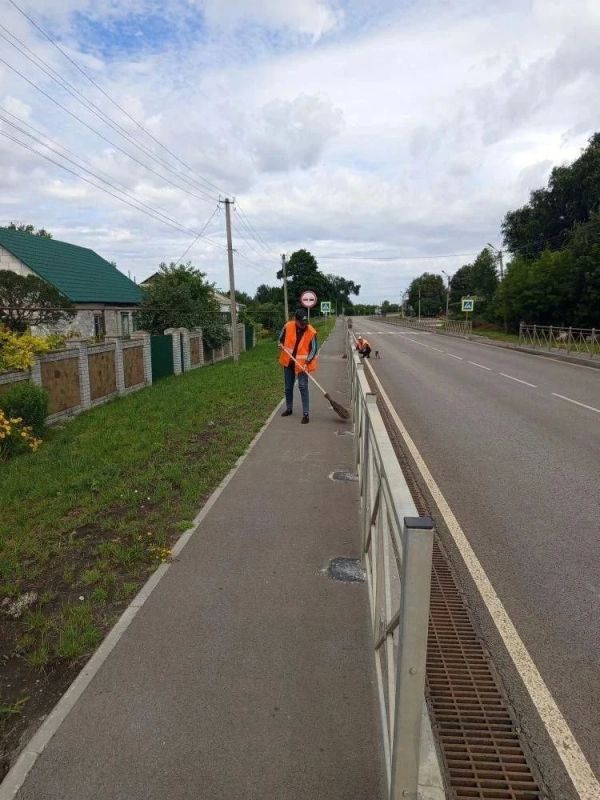В рамках государственного контракта по содержанию дорожной сети Луганской Народной Республики на автомобильной дороге 43К-23 Демино-Александровка - Троицкое - Сватово проводятся сезонные мероприятия В рамках государственного контракта по содержанию дорожной сети Луганской Народной Республики на автомобильной дороге 43К-23 Демино-Александровка - Троицкое - Сватово проводятся сезонные мероприятия