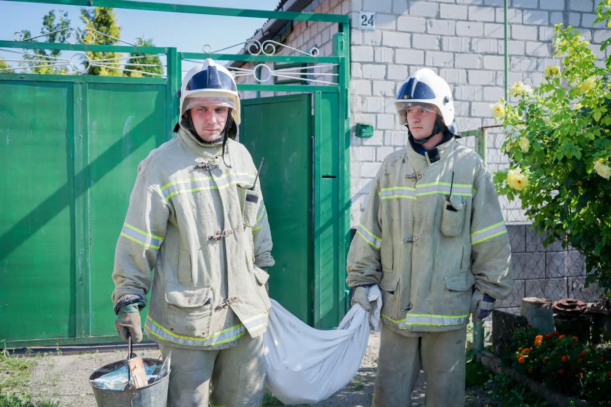 Добровольцы ВСКС уже приступили к работе в частном секторе Луганска, пострадавшем после удара врага Добровольцы ВСКС уже приступили к работе в частном секторе Луганска, пострадавшем после удара врага
