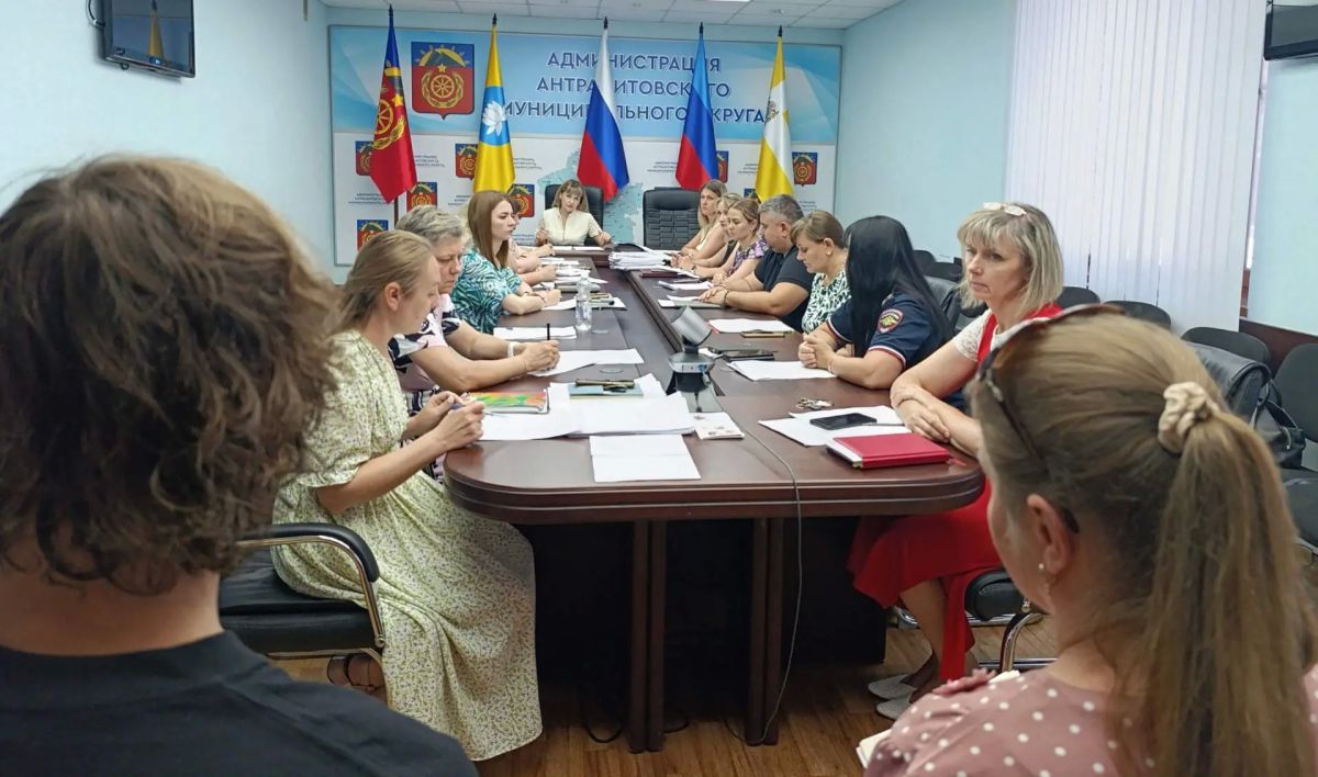 В Администрации Антрацитовского муниципального округа состоялось очередное заседание комиссии по делам несовершеннолетних и защите их прав, на котором рассмотрено 12 административных дел, из них: В Администрации Антрацитовского муниципального округа состоялось очередное заседание комиссии по делам несовершеннолетних и защите их прав, на котором рассмотрено 12 административных дел, из них: