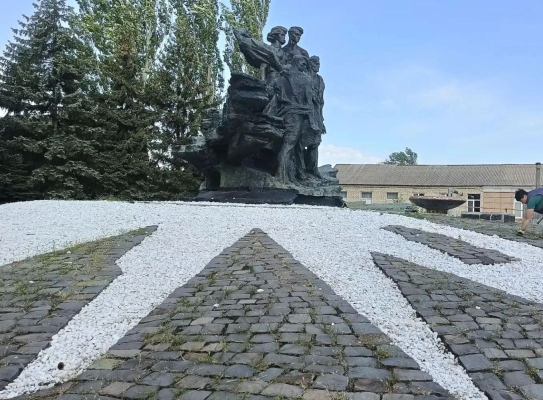 Сохраняя память: сотрудники библиотеки им. Г. Сковороды привели в порядок мемориал «Молодая гвардия» Сохраняя память: сотрудники библиотеки им. Г. Сковороды привели в порядок мемориал «Молодая гвардия»