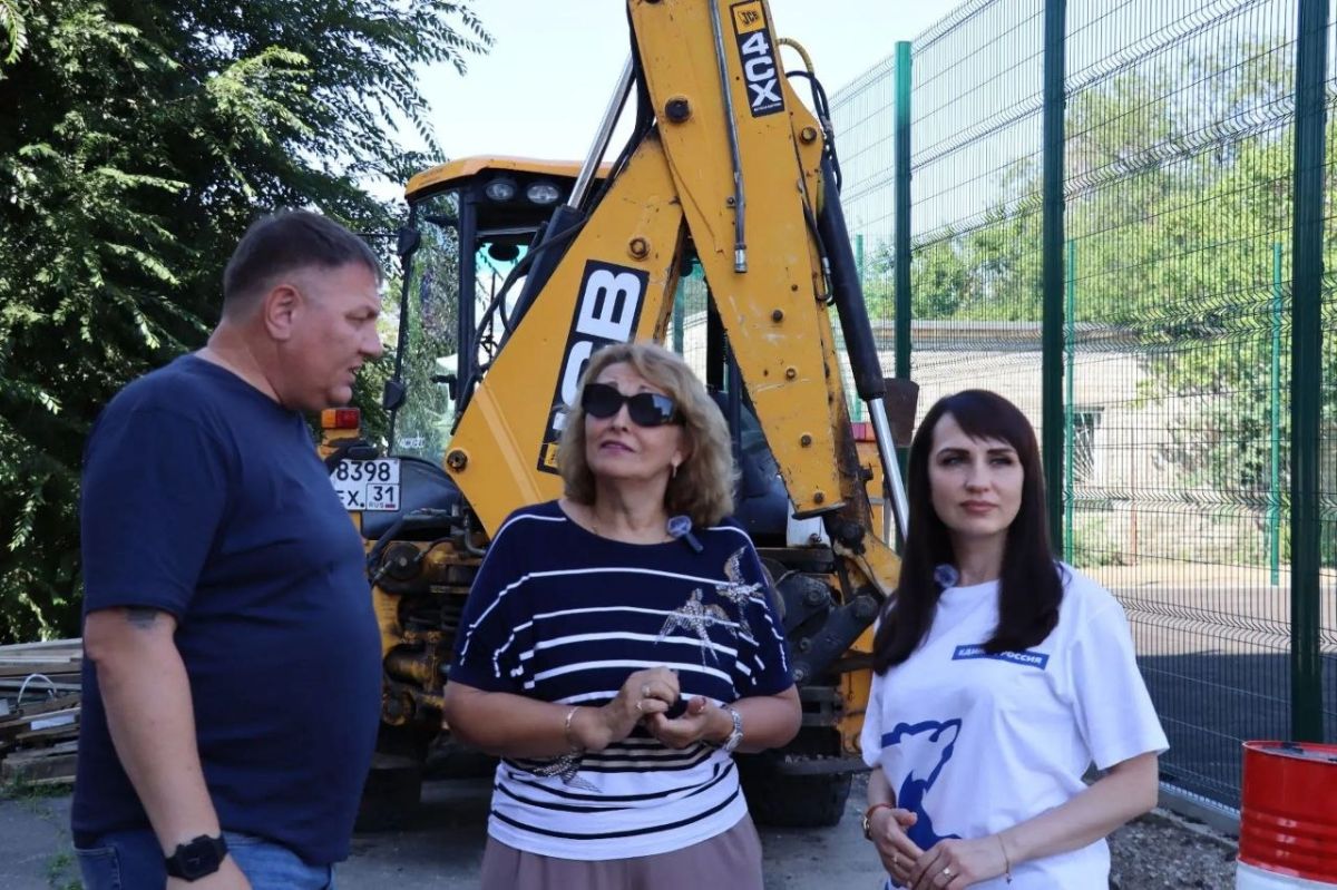 В одной из северодонецких школ продолжается обустройство новой спортивной площадки в рамках Народной программы В одной из северодонецких школ продолжается обустройство новой спортивной площадки в рамках Народной программы