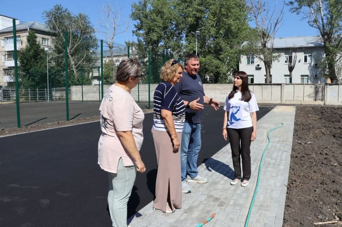 В одной из северодонецких школ продолжается обустройство новой спортивной площадки в рамках Народной программы