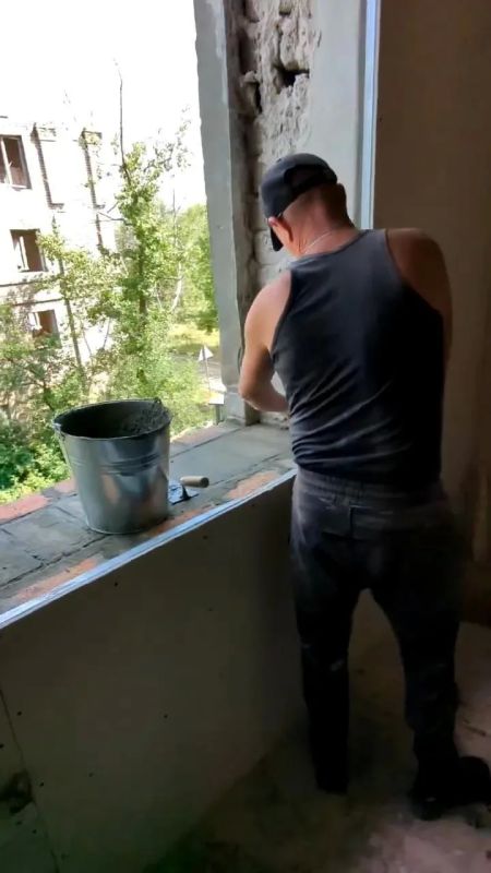 В Молодогвардейске Курганские бригады продолжают восстановительные работы социального общежития В Молодогвардейске Курганские бригады продолжают восстановительные работы социального общежития