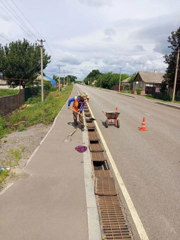 В рамках государственного контракта по содержанию дорожной сети Луганской Народной Республики на автомобильной дороге 43К-23 Демино-Александровка - Троицкое - Сватово проводятся сезонные мероприятия В рамках государственного контракта по содержанию дорожной сети Луганской Народной Республики на автомобильной дороге 43К-23 Демино-Александровка - Троицкое - Сватово проводятся сезонные мероприятия