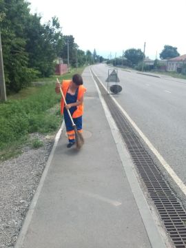 В рамках государственного контракта по содержанию дорожной сети Луганской Народной Республики на автомобильной дороге 43К-23 Демино-Александровка - Троицкое - Сватово проводятся сезонные мероприятия