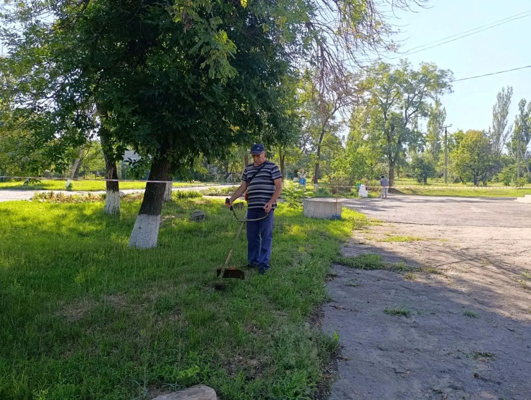 В Комиссаровке прошел очередной субботник В Комиссаровке прошел очередной субботник