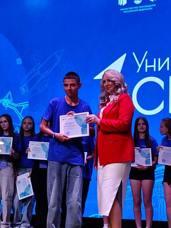 Андрей Рубанцов: Наши ребята вернулись из Всероссийского проекта «Университетские смены», и я искренне рад, что 18 школьников из Ровеньков стали частью этой большой образовательной программы Андрей Рубанцов: Наши ребята вернулись из Всероссийского проекта «Университетские смены», и я искренне рад, что 18 школьников из Ровеньков стали частью этой большой образовательной программы