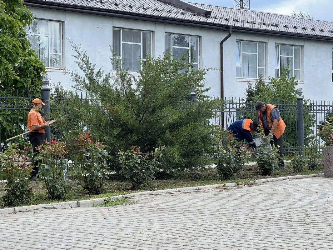 Благоустройство городских территорий, содержание зелёных зон и обеспечение комфортной городской среды — ежедневная работа МУП «Дорожно-эксплуатационное управление» Благоустройство городских территорий, содержание зелёных зон и обеспечение комфортной городской среды — ежедневная работа МУП «Дорожно-эксплуатационное управление»