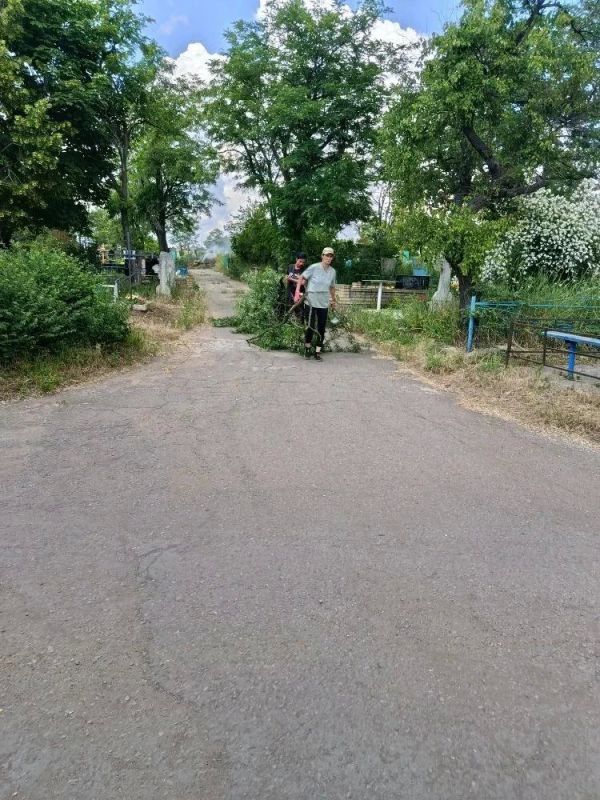 В Красном Луче благоустроили территорию у городского кладбища В Красном Луче благоустроили территорию у городского кладбища
