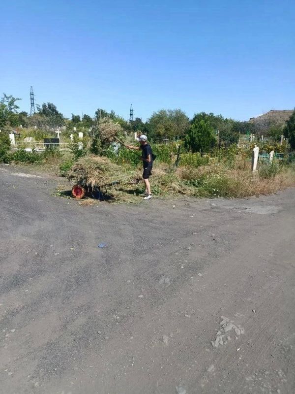 В Красном Луче благоустроили территорию у городского кладбища В Красном Луче благоустроили территорию у городского кладбища