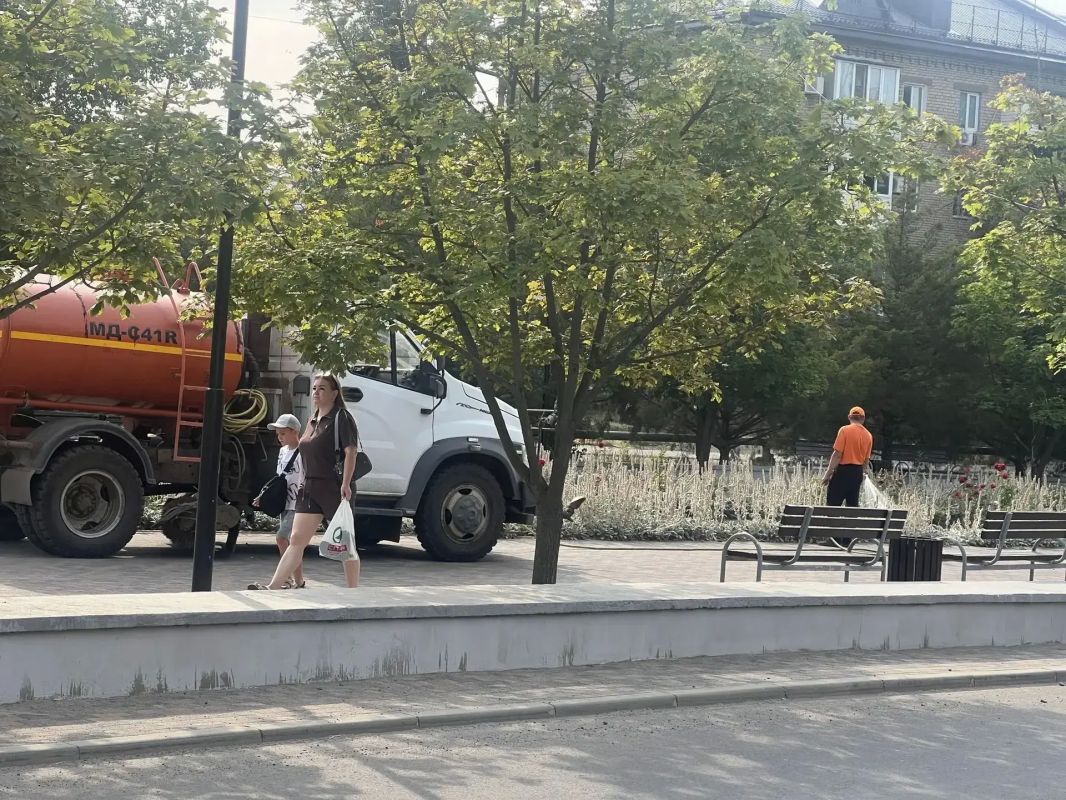 Благоустройство городских территорий, содержание зелёных зон и обеспечение комфортной городской среды — ежедневная работа МУП «Дорожно-эксплуатационное управление» Благоустройство городских территорий, содержание зелёных зон и обеспечение комфортной городской среды — ежедневная работа МУП «Дорожно-эксплуатационное управление»
