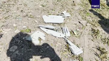 В Луганске при обстреле ВСУ утром 10 августа повреждены жилые дома и автомобили, еще 2 авто сгорели, передает корреспондент ТАСС с места происшествия