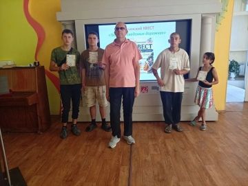 В Перевальском районном Дворце культуры прошёл увлекательный литературный квест "Там, на неведомых дорожках", посвящённый Александру Сергеевичу Пушкину — тому самому "солнцу русской поэзии"