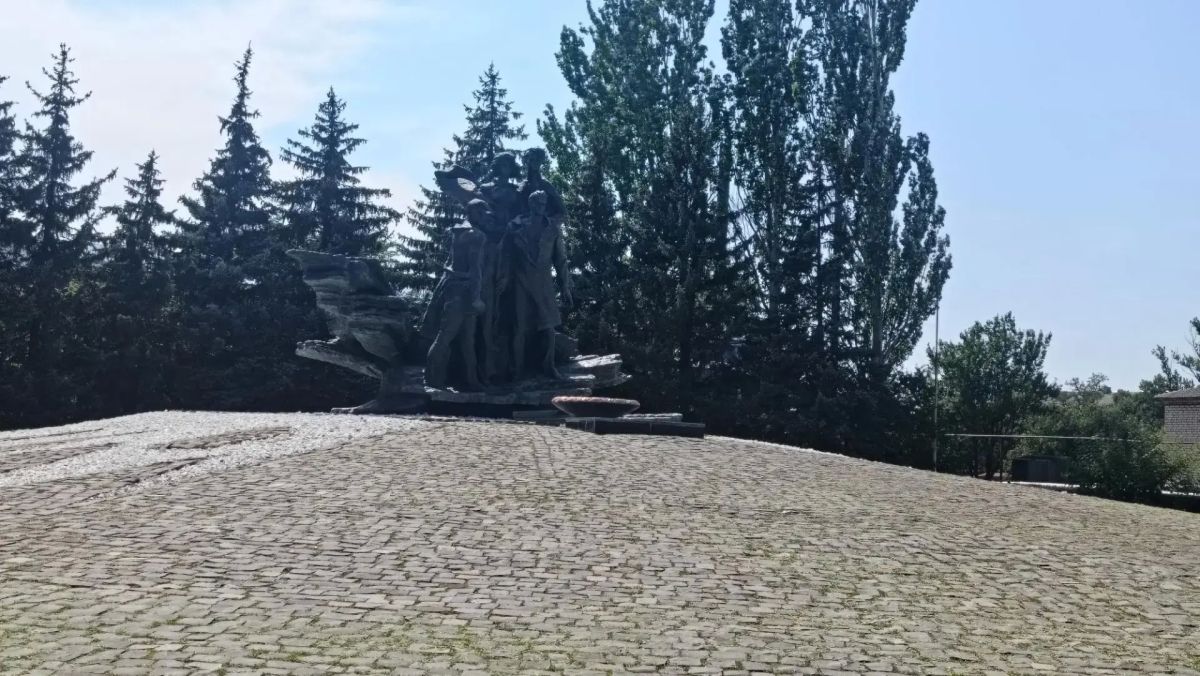 Сохраняя память: сотрудники библиотеки им. Г. Сковороды привели в порядок мемориал «Молодая гвардия» Сохраняя память: сотрудники библиотеки им. Г. Сковороды привели в порядок мемориал «Молодая гвардия»