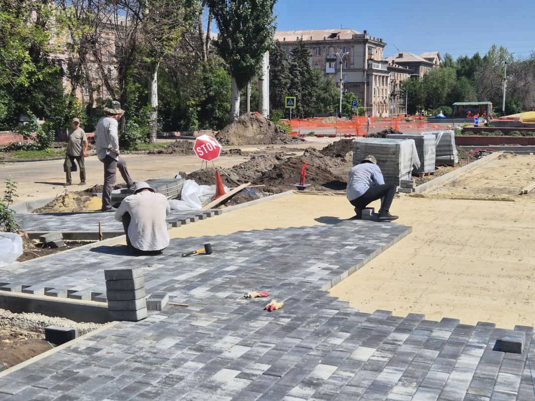 В Алчевске продолжается благоустройство проспекта Ленина в рамках Народной программы В Алчевске продолжается благоустройство проспекта Ленина в рамках Народной программы