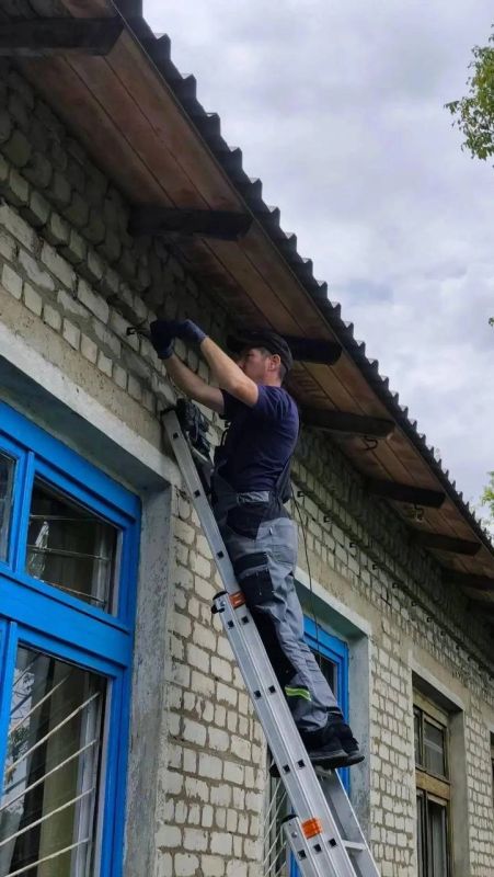 Электрики из Удмуртии восстанавливают электроснабжение Дома культуры в Первозвановке Электрики из Удмуртии восстанавливают электроснабжение Дома культуры в Первозвановке