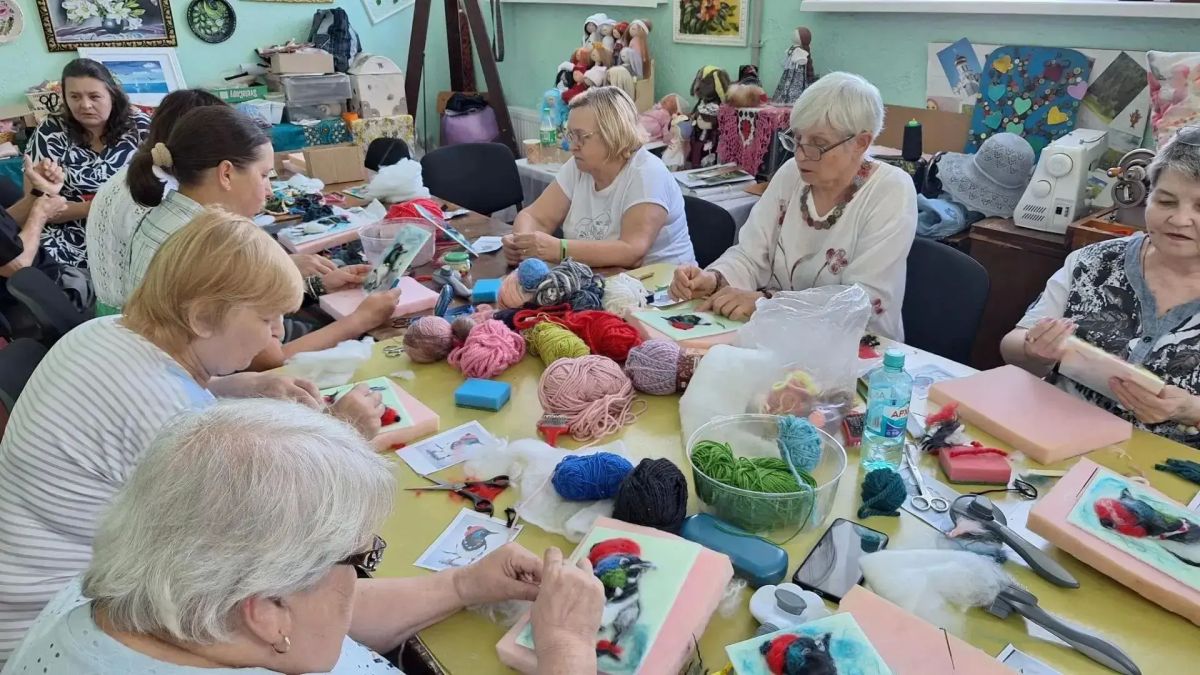 В Кировском клубе «Кудесники» состоялся мастер-класс по шерстяной живописи «Сорока-модница»