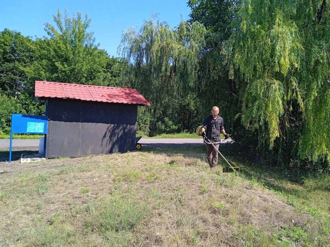 В Комиссаровке прошел очередной субботник В Комиссаровке прошел очередной субботник