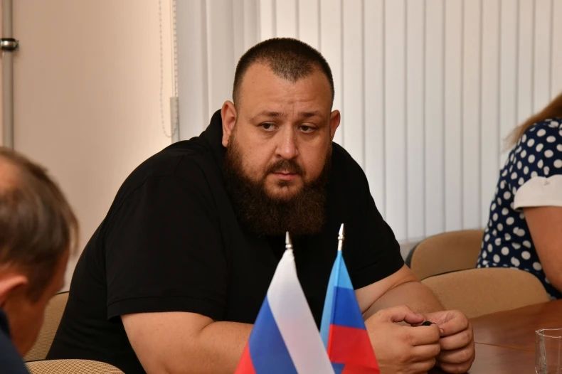 Депутат Народного Совета ЛНР Иван Санаев встретился с коллективом Свердловской центральной городской многопрофильной больницы Депутат Народного Совета ЛНР Иван Санаев встретился с коллективом Свердловской центральной городской многопрофильной больницы