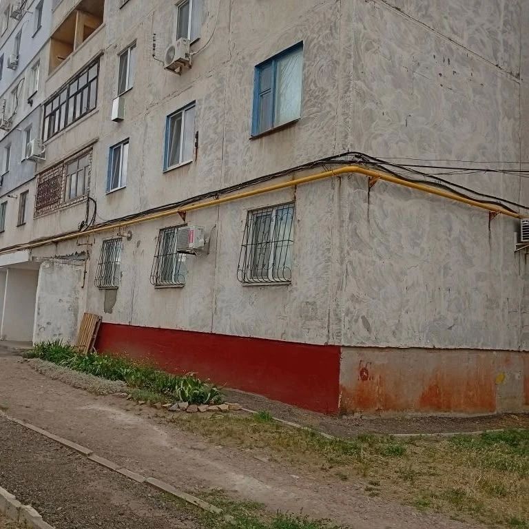 Сотрудники Краснодонского филиала Единой управляющей компании выполняют плановые ремонтные работы МКД Сотрудники Краснодонского филиала Единой управляющей компании выполняют плановые ремонтные работы МКД