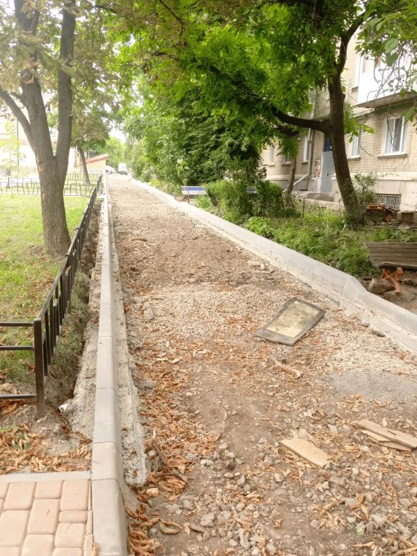 Работы по благоустройству города Ровеньки продолжаются Работы по благоустройству города Ровеньки продолжаются