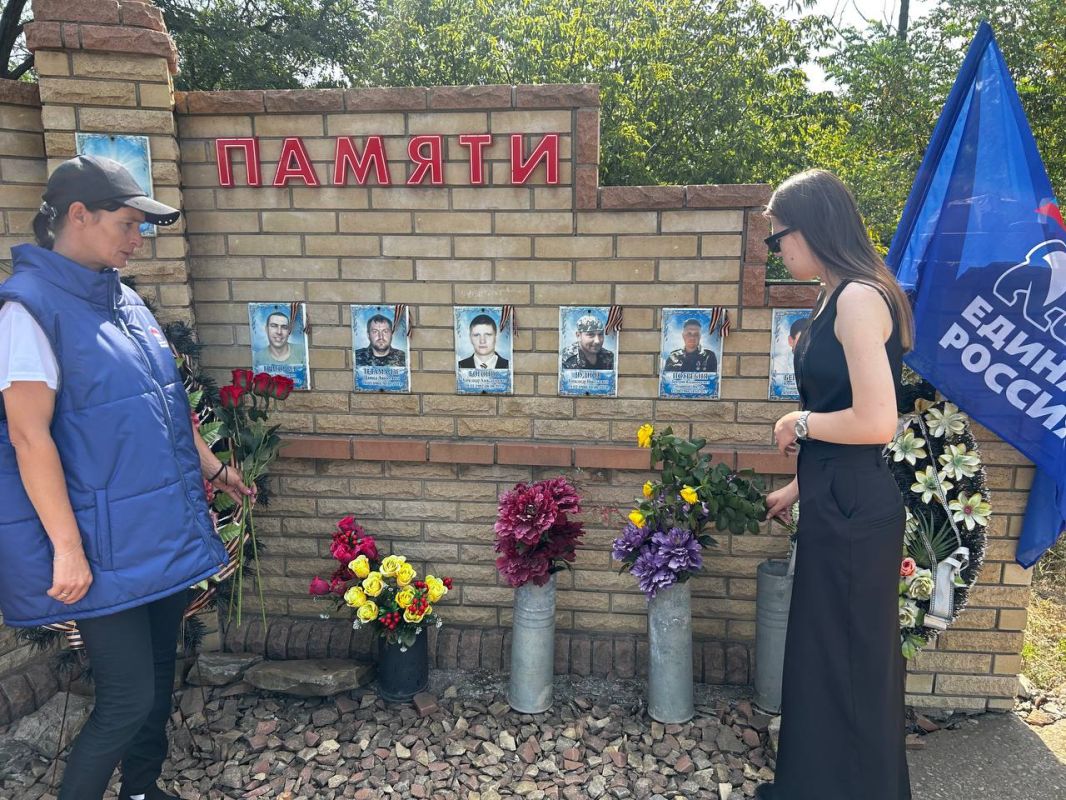 Память о героях. Сегодня, 11 августа, депутат Совета городского округа города Красный Луч Шахов Игорь Викторович вместе с активистами и сторонниками партии «Единая Россия» провел памятную акцию в честь двенадцати героически... Память о героях. Сегодня, 11 августа, депутат Совета городского округа города Красный Луч Шахов Игорь Викторович вместе с активистами и сторонниками партии «Единая Россия» провел памятную акцию в честь двенадцати героически...