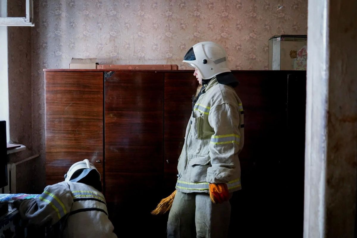 Добровольцы ВСКС устраняют последствия удара ВСУ по гражданским объектам в Луганске Добровольцы ВСКС устраняют последствия удара ВСУ по гражданским объектам в Луганске