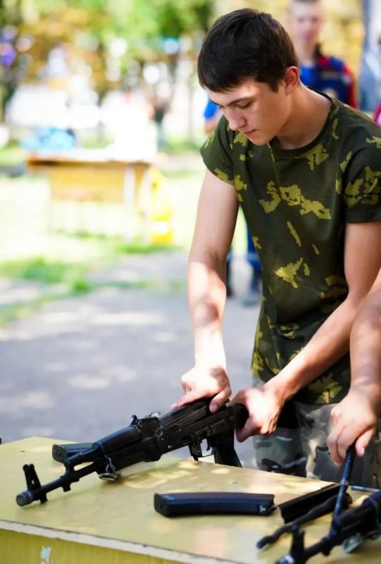 Свердловчане – победители республиканского этапа «Семейной зарницы» Свердловчане – победители республиканского этапа «Семейной зарницы»