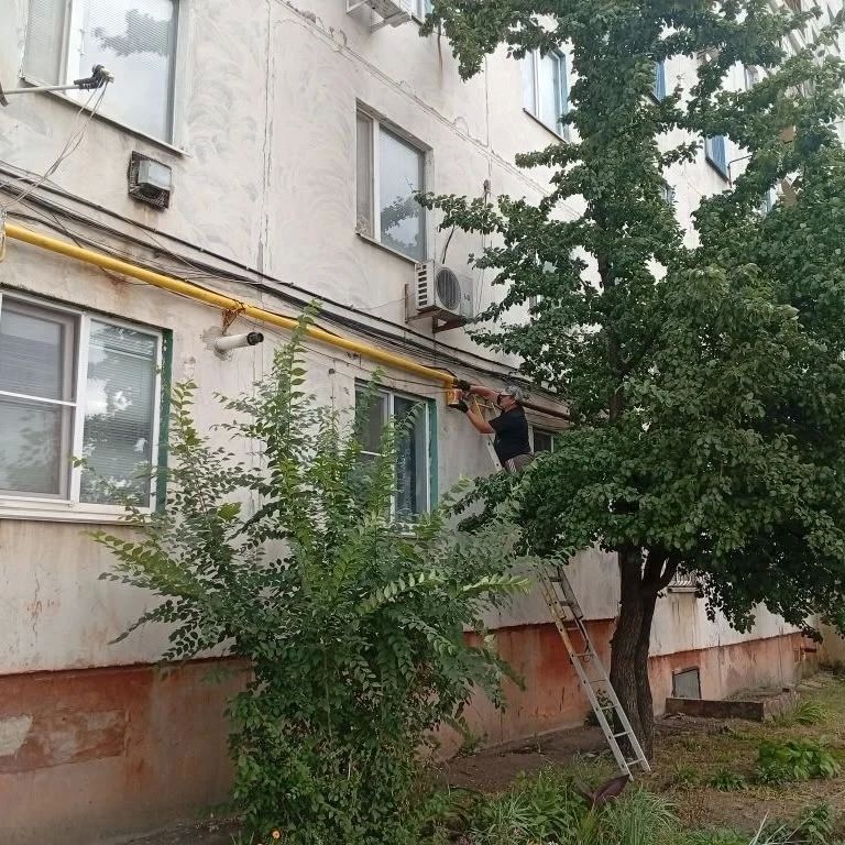 Сотрудники Краснодонского филиала Единой управляющей компании выполняют плановые ремонтные работы МКД Сотрудники Краснодонского филиала Единой управляющей компании выполняют плановые ремонтные работы МКД