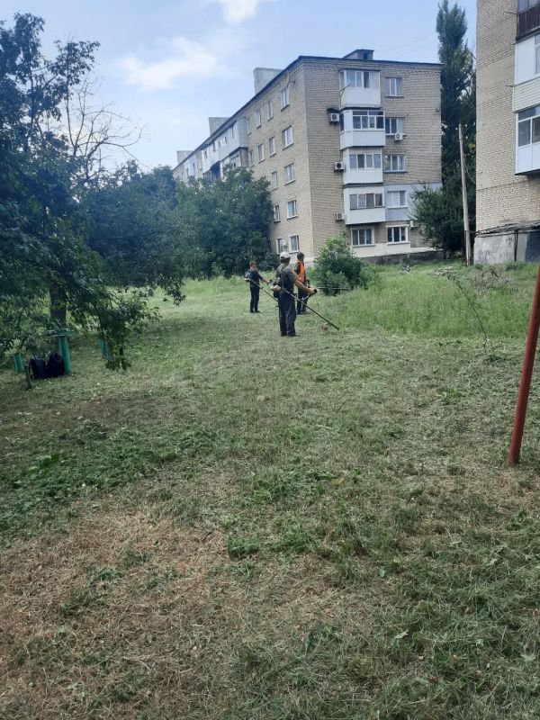 Работы по благоустройству города Ровеньки продолжаются Работы по благоустройству города Ровеньки продолжаются