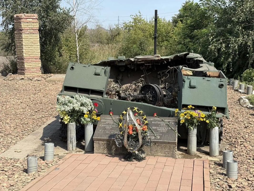 11 августа, в 12-ую годовщину трагической гибели экипажа боевой машины десанта и мирных жителей у Мемориального комплекса «Подвиг длиною в вечность» собрались представители Администрации округа, родственники погибших... 11 августа, в 12-ую годовщину трагической гибели экипажа боевой машины десанта и мирных жителей у Мемориального комплекса «Подвиг длиною в вечность» собрались представители Администрации округа, родственники погибших...