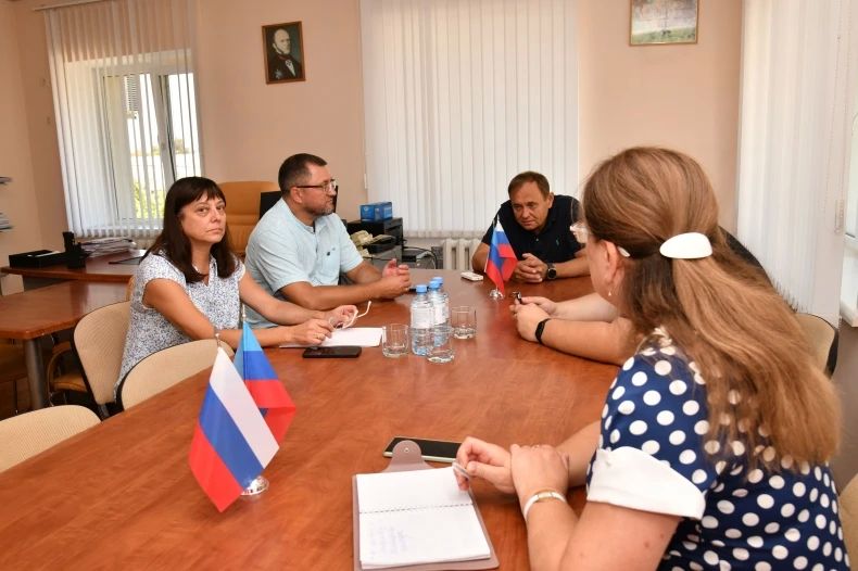 Депутат Народного Совета ЛНР Иван Санаев встретился с коллективом Свердловской центральной городской многопрофильной больницы Депутат Народного Совета ЛНР Иван Санаев встретился с коллективом Свердловской центральной городской многопрофильной больницы