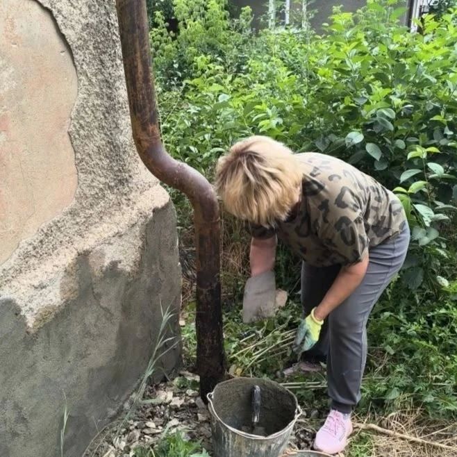 Сотрудники Краснодонского филиала Единой управляющей компании выполняют плановые ремонтные работы МКД Сотрудники Краснодонского филиала Единой управляющей компании выполняют плановые ремонтные работы МКД