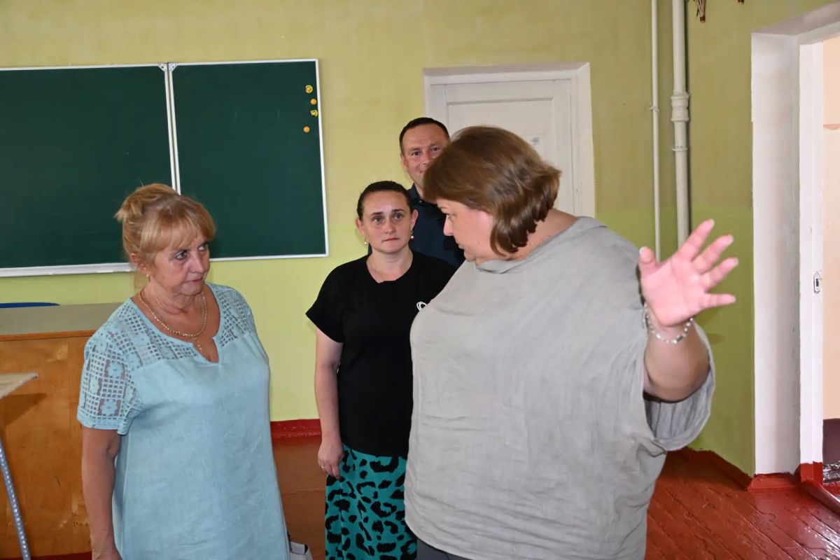 11 августа члены комиссии посетили два учреждения: УВК №10 и УВК №5. Они прошлись по школам, которые готовятся к приему детей, и заглянули в детские сады 11 августа члены комиссии посетили два учреждения: УВК №10 и УВК №5. Они прошлись по школам, которые готовятся к приему детей, и заглянули в детские сады