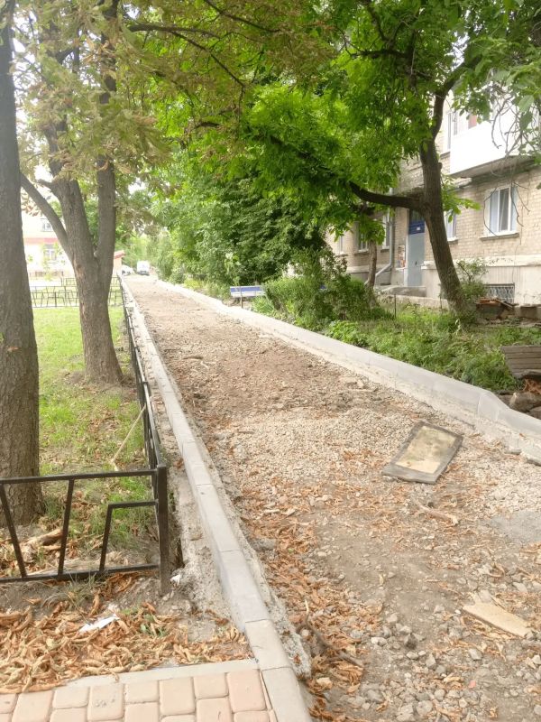 Работы по благоустройству города Ровеньки продолжаются Работы по благоустройству города Ровеньки продолжаются