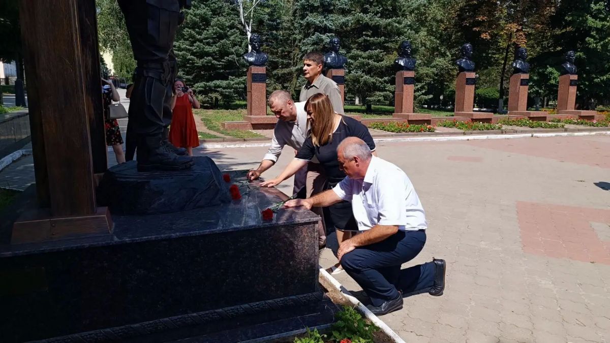 «Историческая память»: В Меловом и Антраците прошла выставка «Без срока давности» «Историческая память»: В Меловом и Антраците прошла выставка «Без срока давности»
