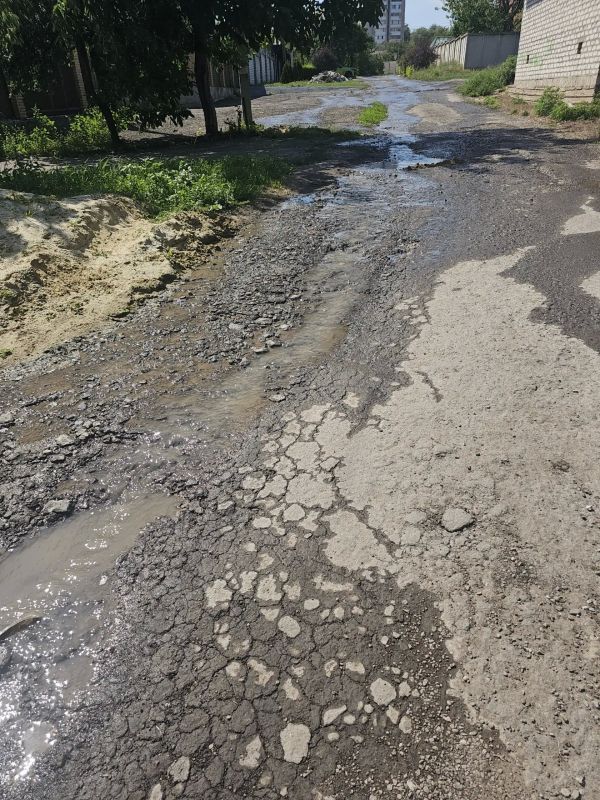 Жители улицы Гражданской в Луганске несколько дней ждут воды Жители улицы Гражданской в Луганске несколько дней ждут воды