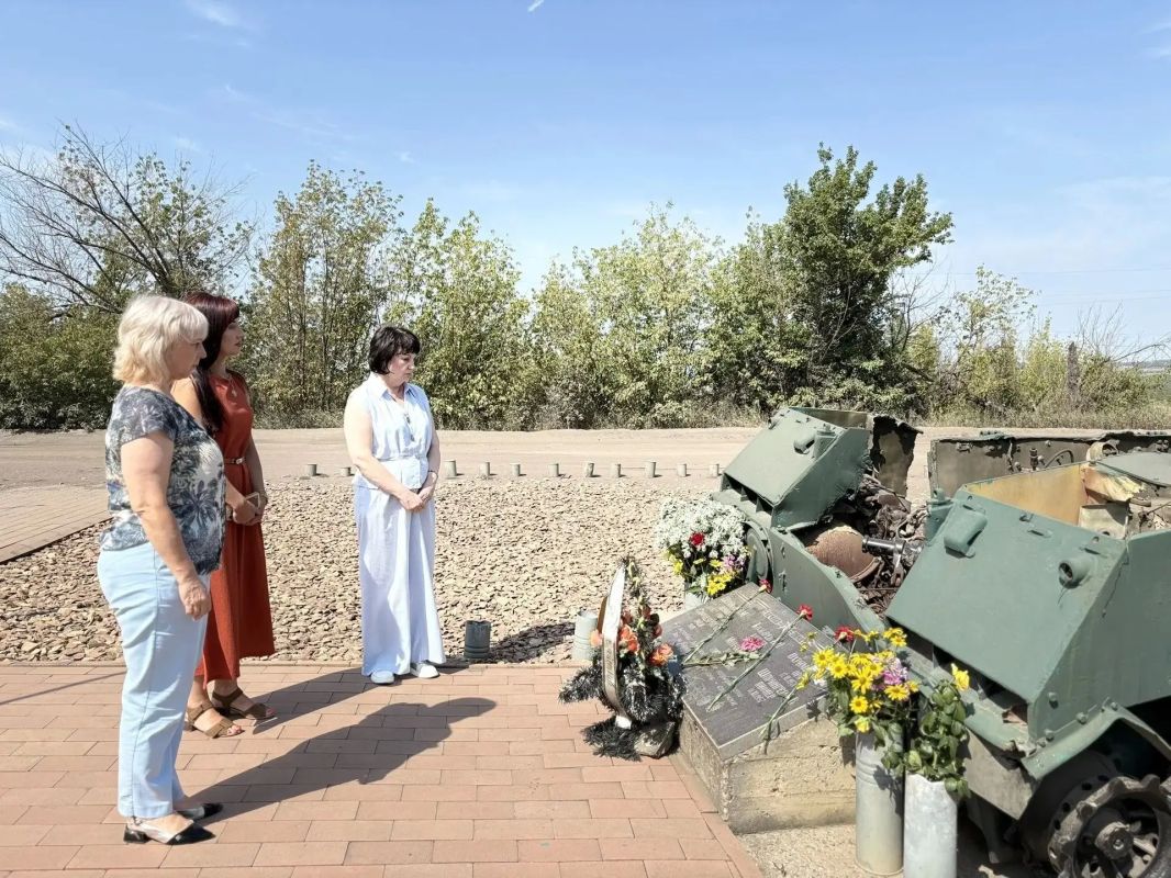 11 августа, в 12-ую годовщину трагической гибели экипажа боевой машины десанта и мирных жителей у Мемориального комплекса «Подвиг длиною в вечность» собрались представители Администрации округа, родственники погибших... 11 августа, в 12-ую годовщину трагической гибели экипажа боевой машины десанта и мирных жителей у Мемориального комплекса «Подвиг длиною в вечность» собрались представители Администрации округа, родственники погибших...